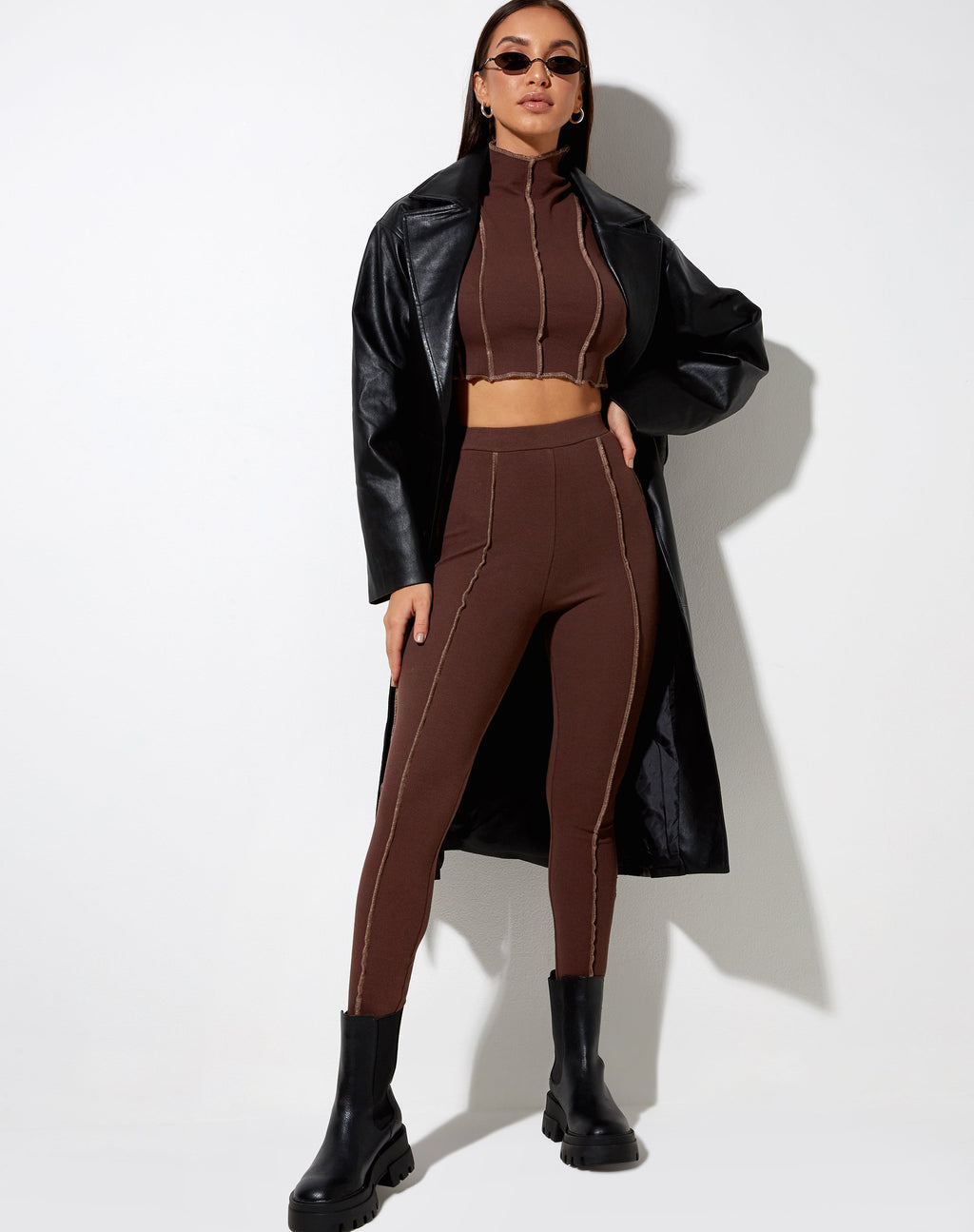 Legging Xario en acajou profond avec couture marron clair