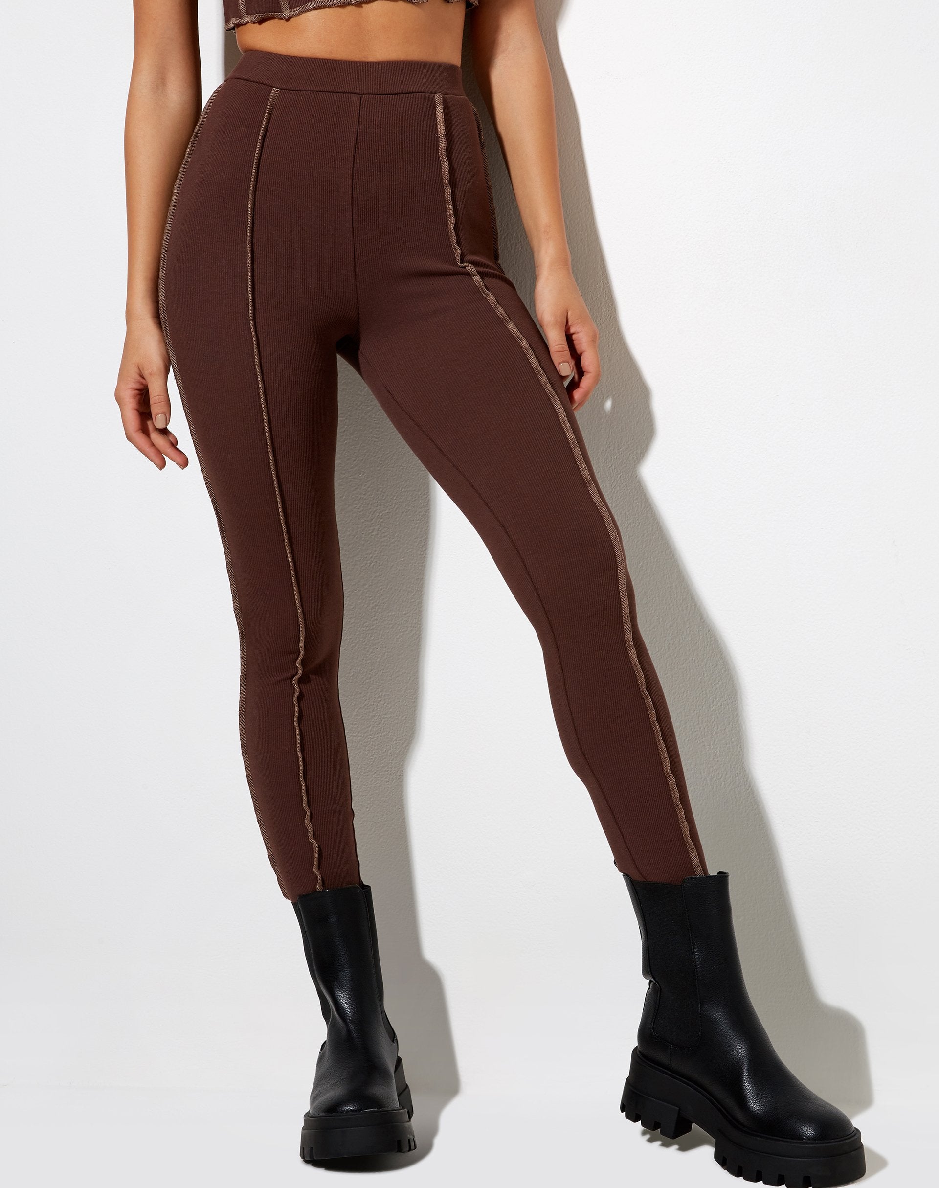 Image de Legging Xario en acajou profond avec couture marron clair