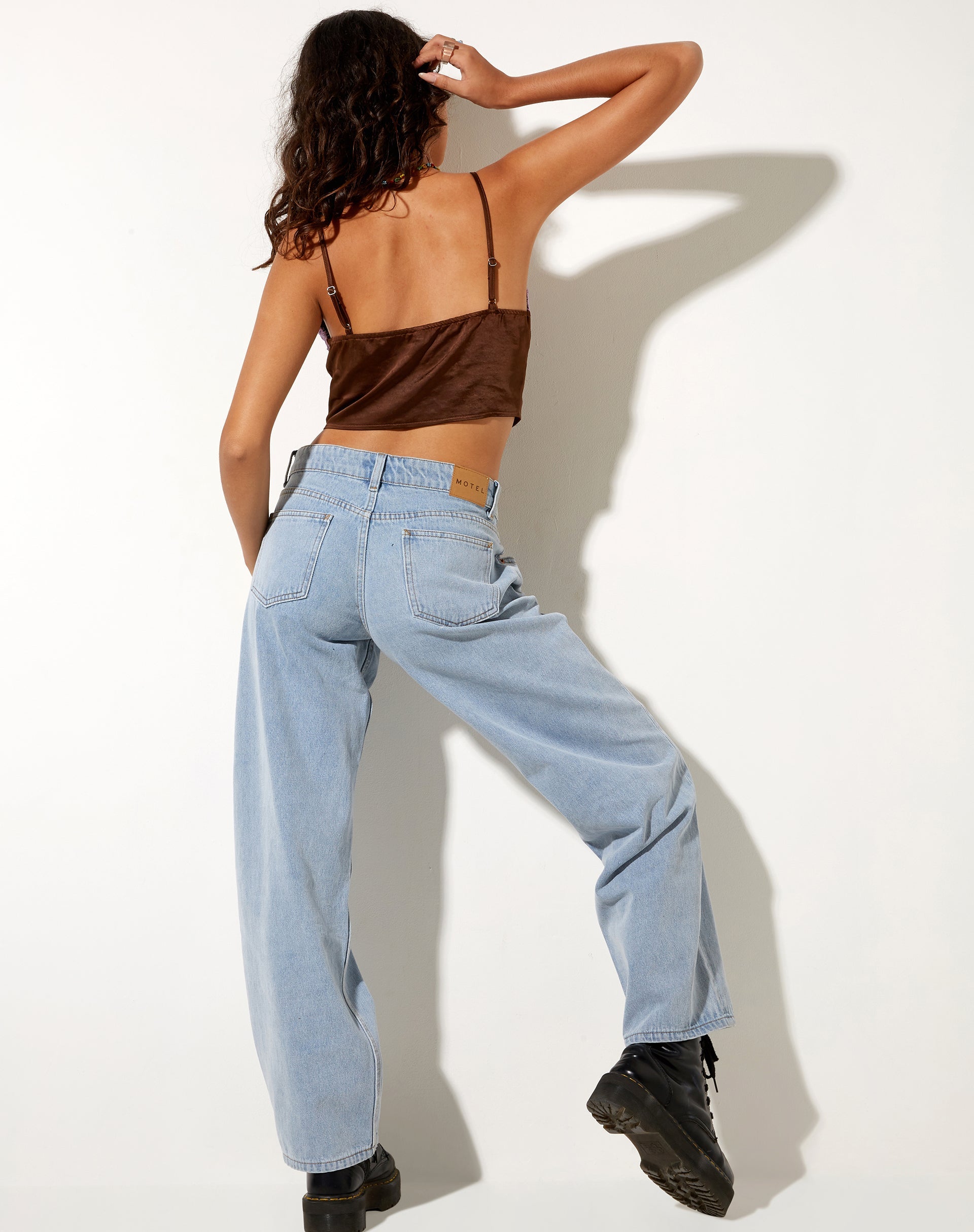 Image de Yanaka Crop Top en satin chocolat avec dentelle violette