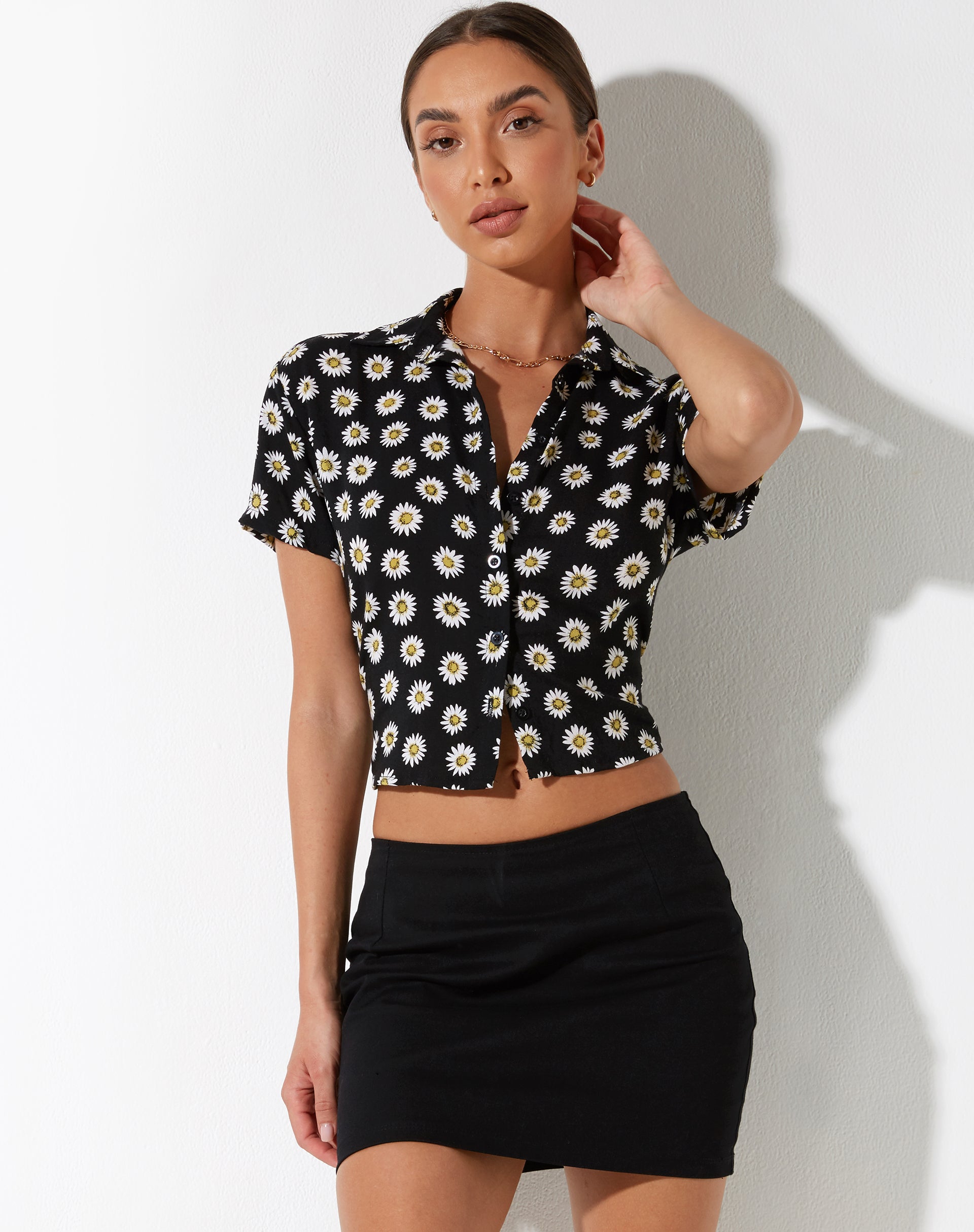 image de Yuwen Cropped Shirt in Grunge Daisy Black
