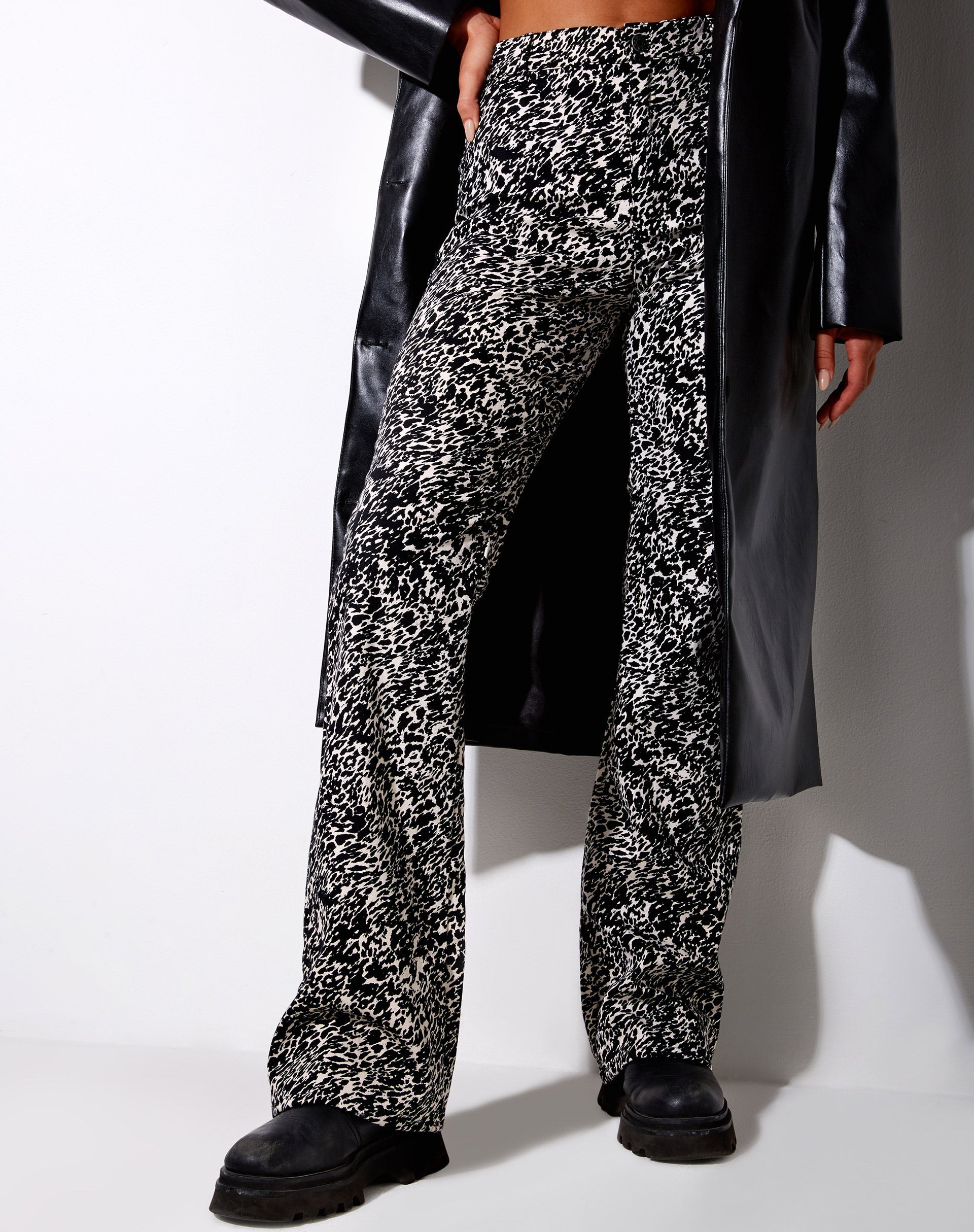 Image du pantalon Zoven en animal abstrait
