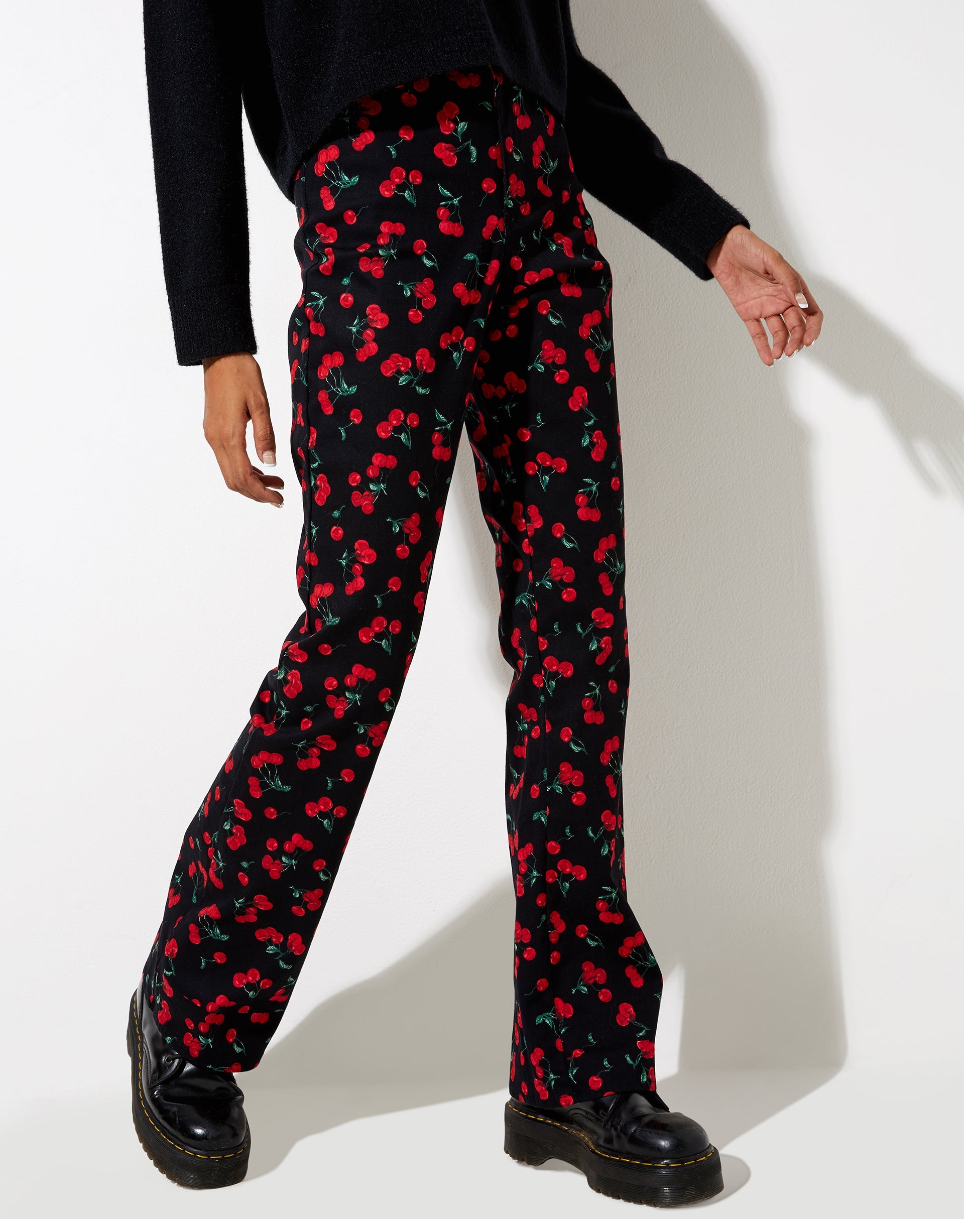 Image de Zoven Flare Trouser in Cherries Black