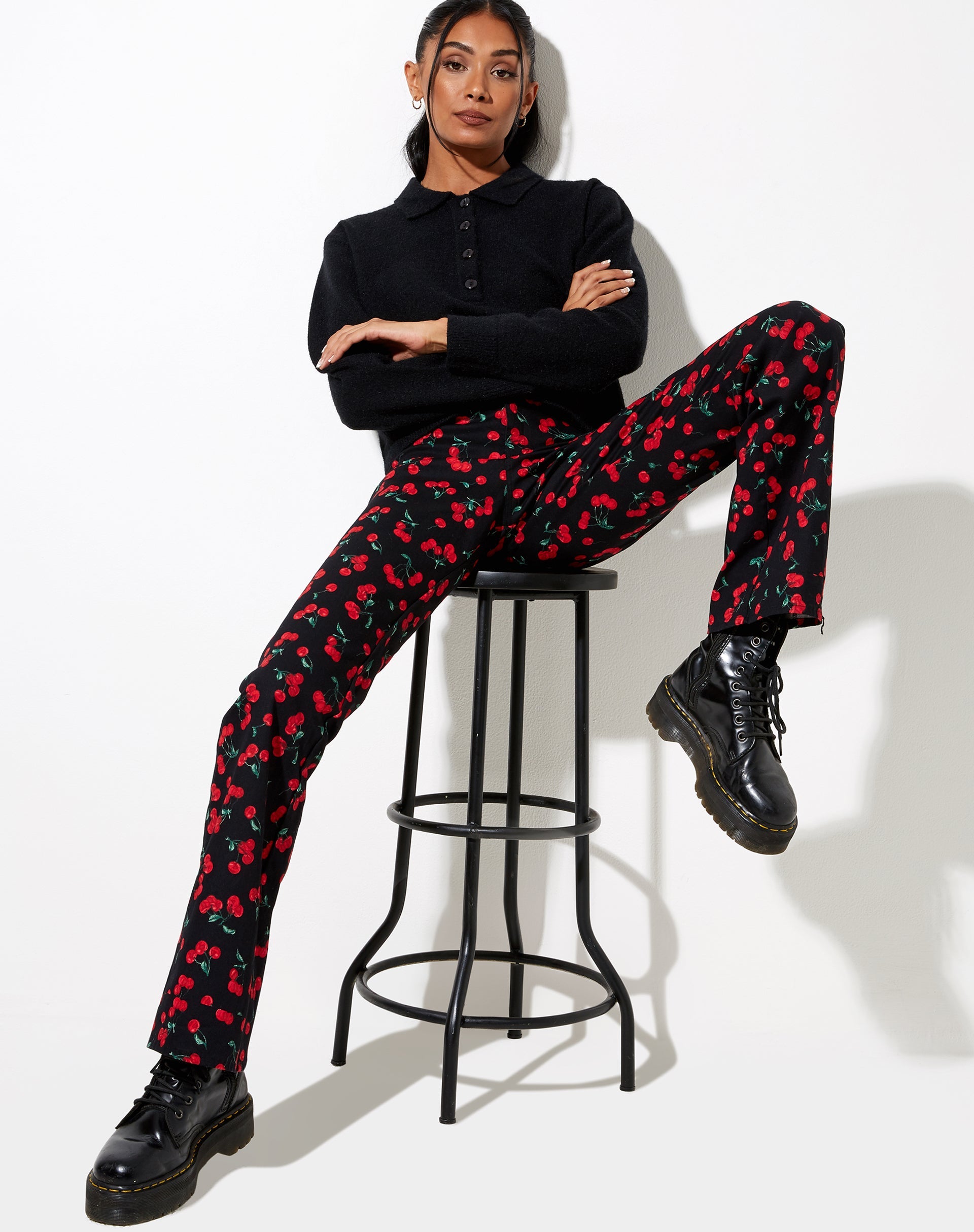 Image de Zoven Flare Trouser in Cherries Black