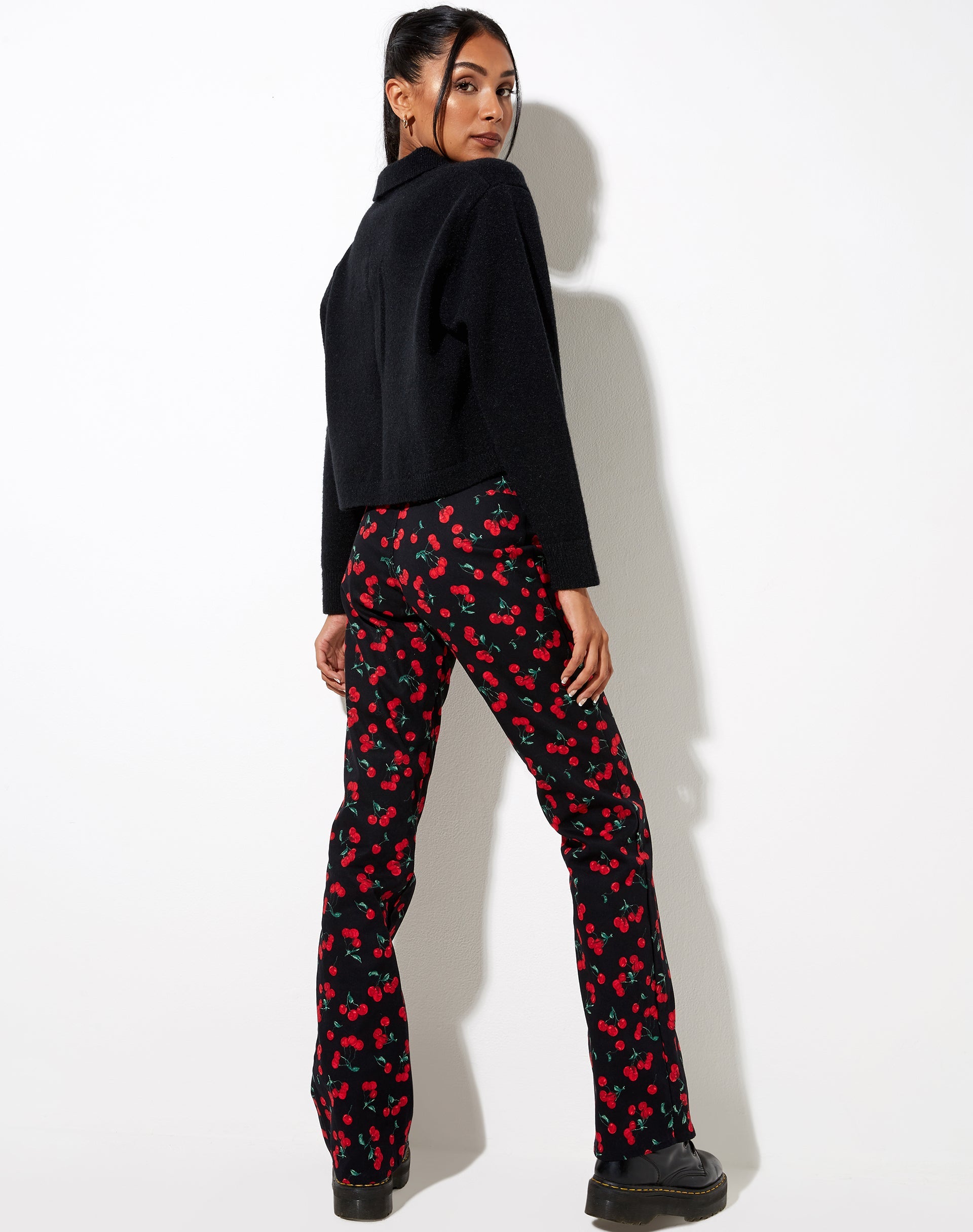 Image de Zoven Flare Trouser in Cherries Black