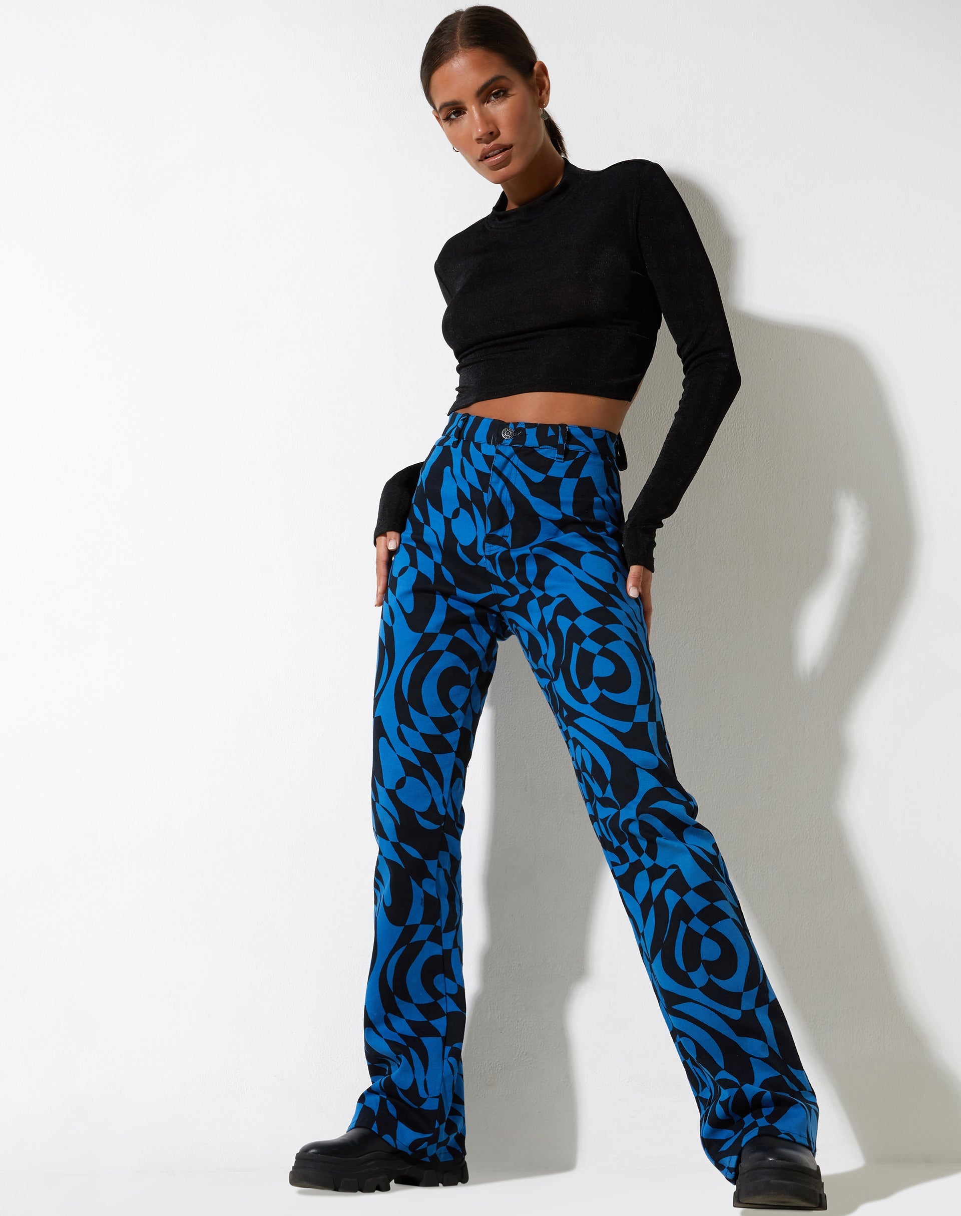image de Zoven Trouser in Irregular Optic Blue