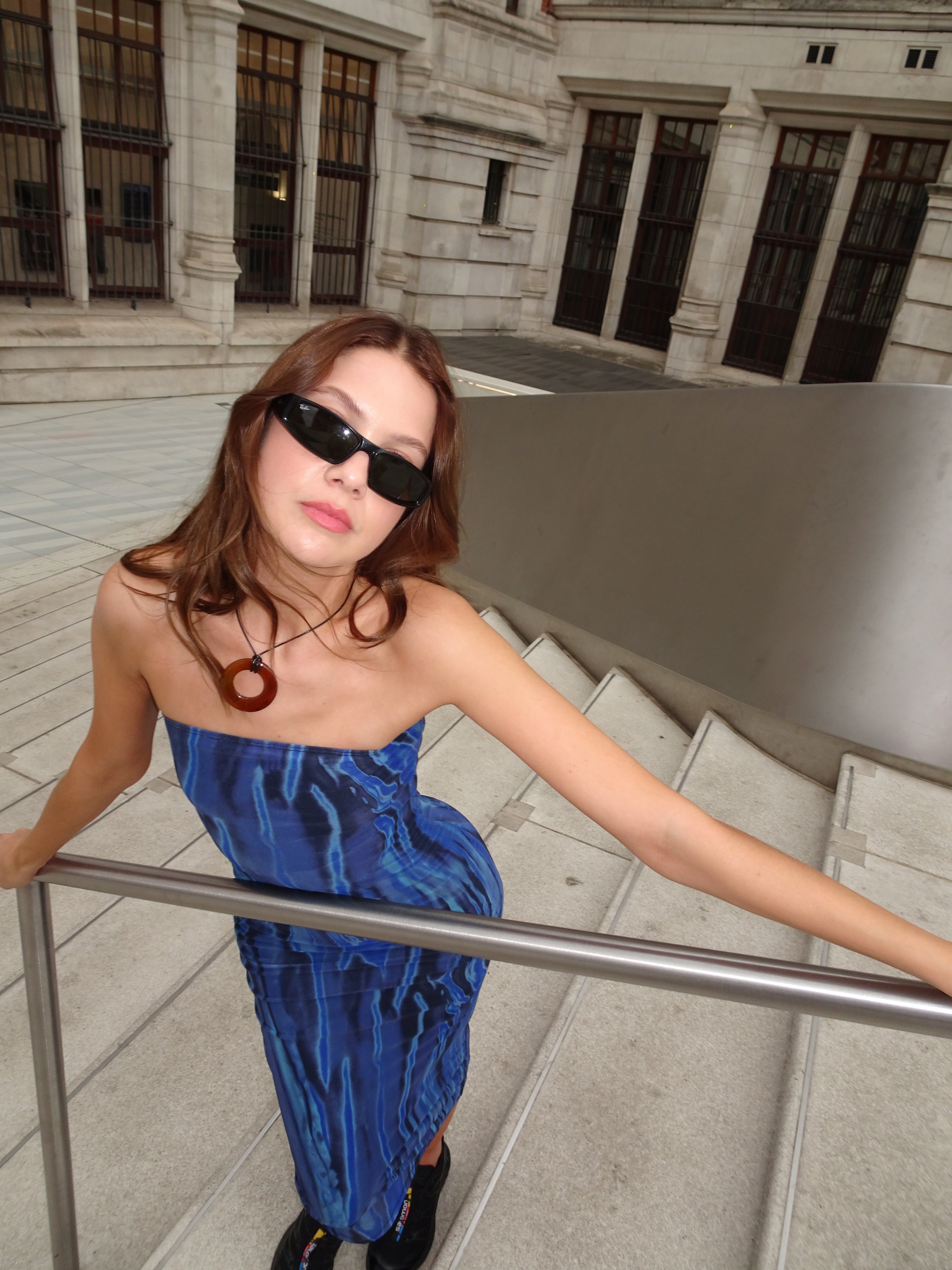 Image de la robe longue MOTEL X JACQUIE Shuro en Colour Bleed Blue