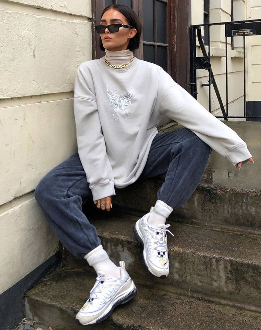 Image de Glo Sweatshirt en écru avec broderie papillon