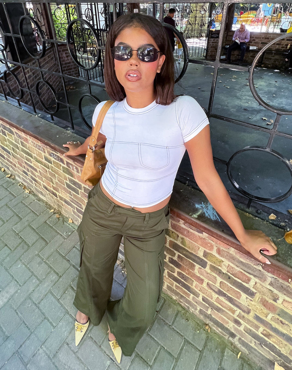 Shyla Cropped Tee en blanc avec surpiqûres noires