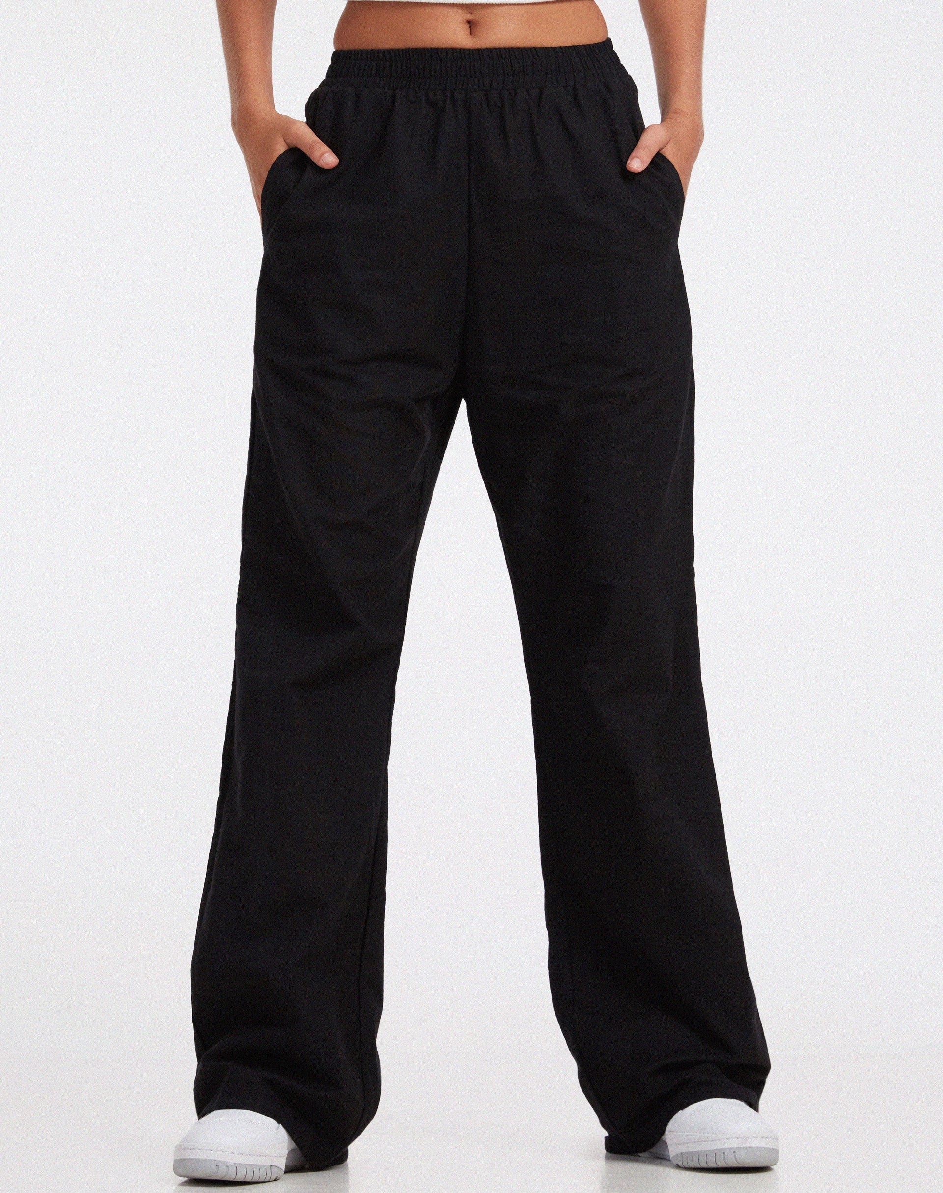 Image de Pantalon à jambes larges Yara en noir
